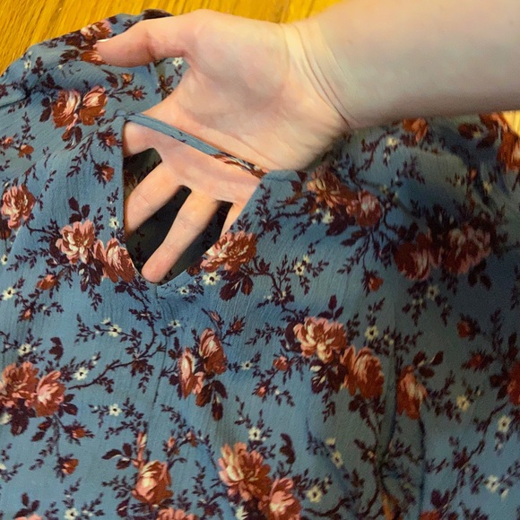 American Eagle Floral Long Sleeve Top - Picture 3 of 4